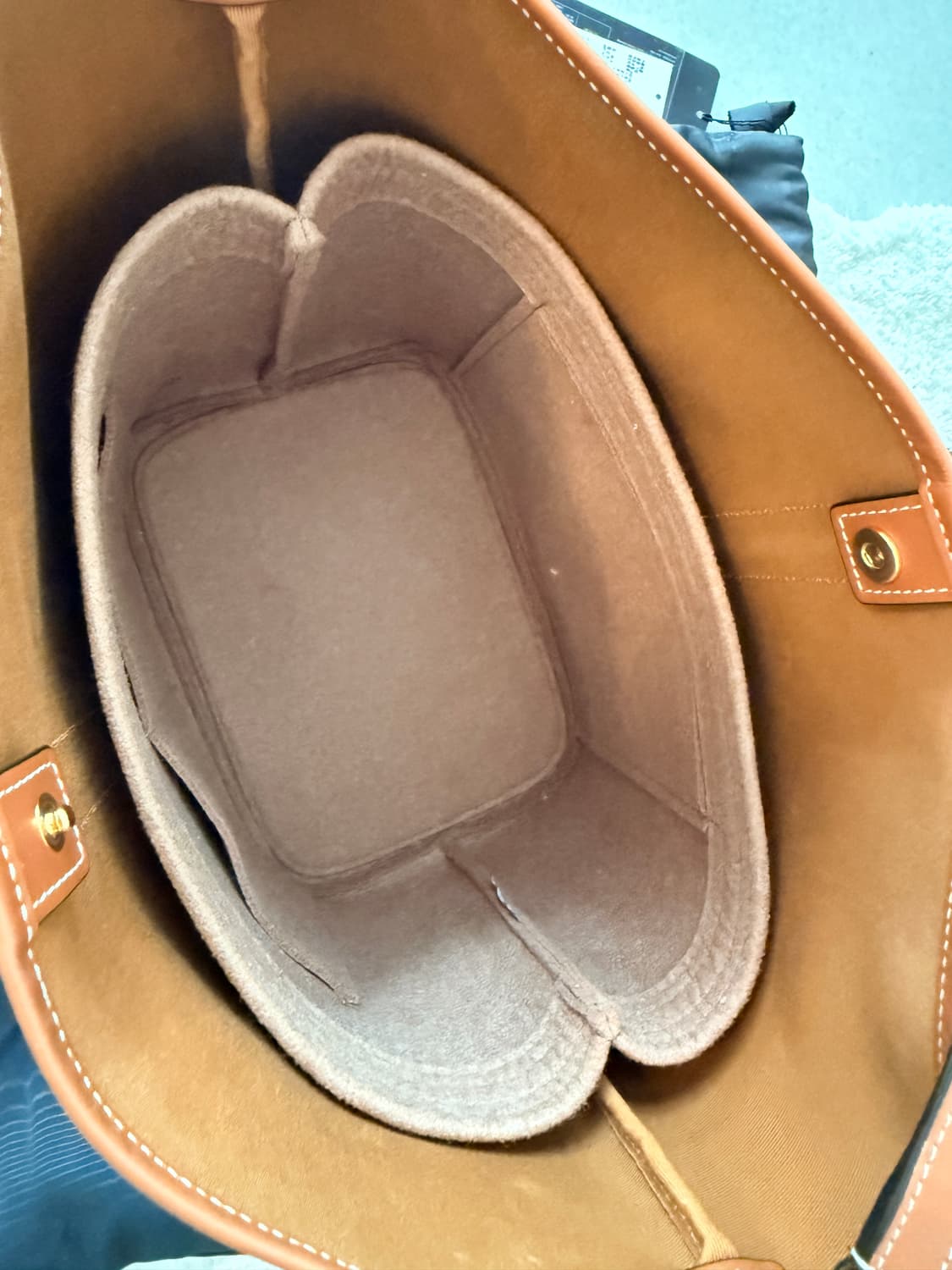 셀린느 트리옹프 버킷백 미디움 상품이미지2