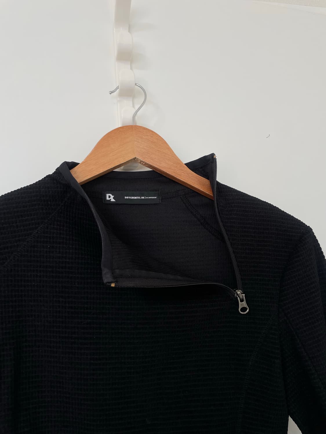 디퍼런티스 상의 탑 블랙 상품이미지2