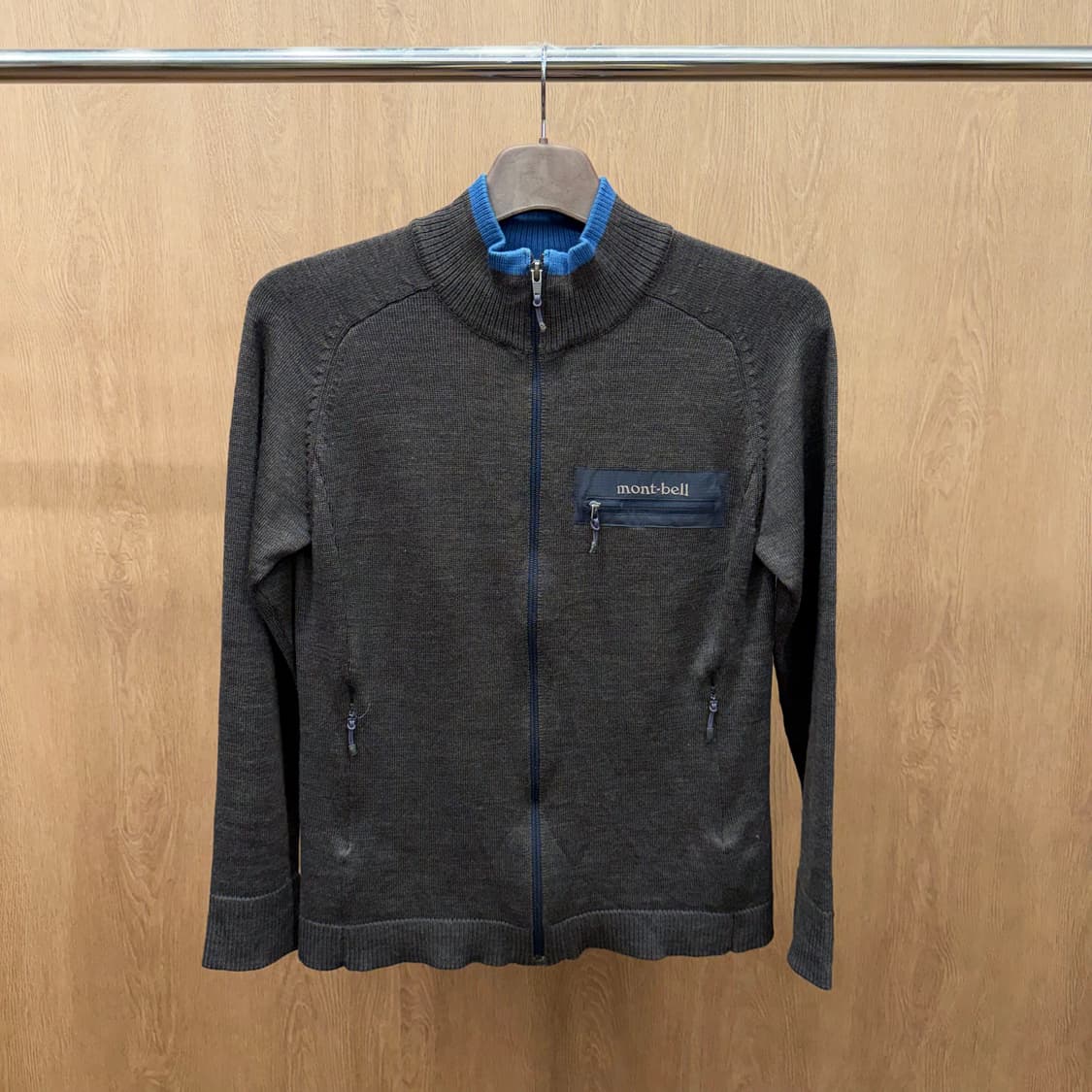 몽벨 하이넥 니트 풀집업 자켓 블루 배색 리브 지퍼 포켓 디테일 브라운 상품이미지2