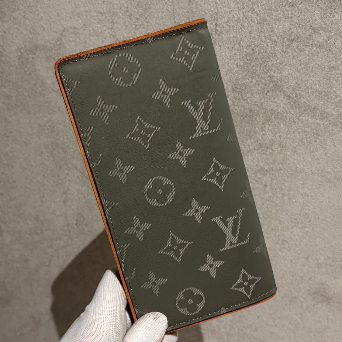 루이비통 모노그램 킴존스 티타늄 장지갑 상품이미지2