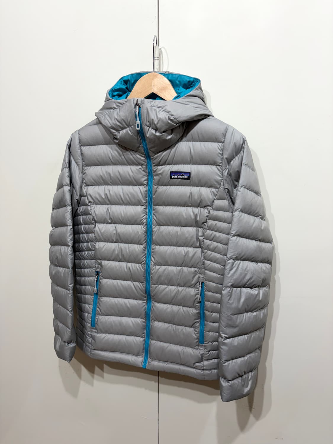 파타고니아 우먼즈 다운 스웨터 후디 자켓 상품이미지3