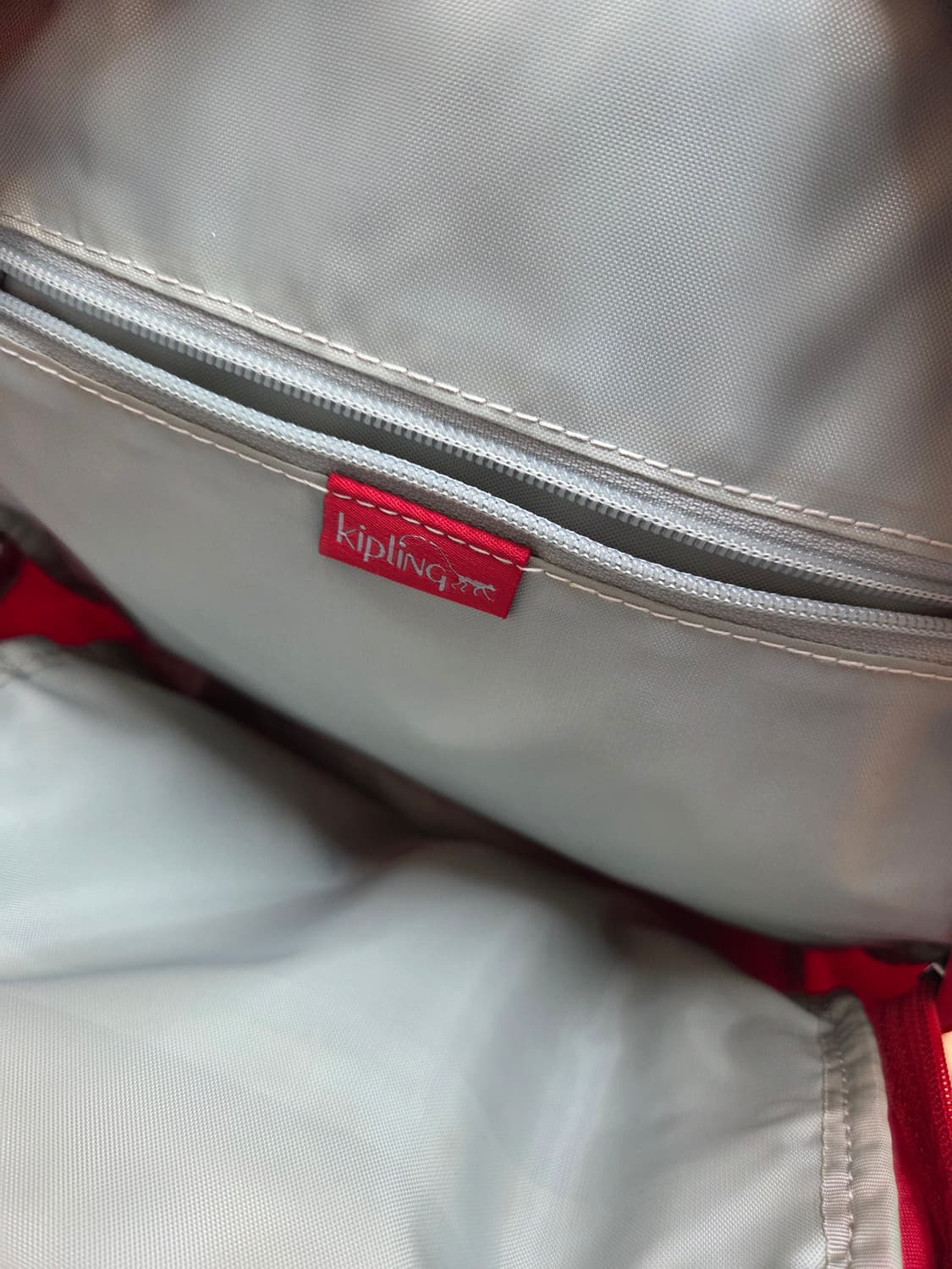키플링 빨간색 백팩 판매합니다. 사진처럼 키플링의 상징인 원숭이 키링 달 상품이미지4
