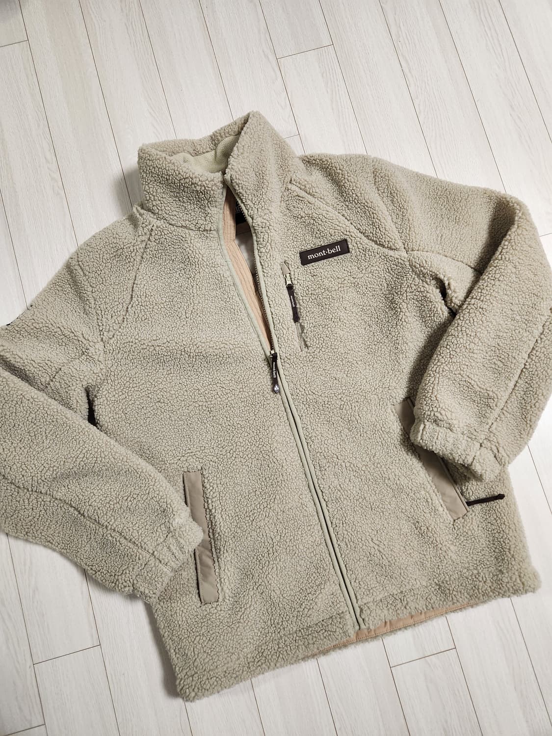 (새상품급)몽벨 플리스 자켓 사이즈m


오염 하자없이 깨끗해요^^

세 상품이미지1