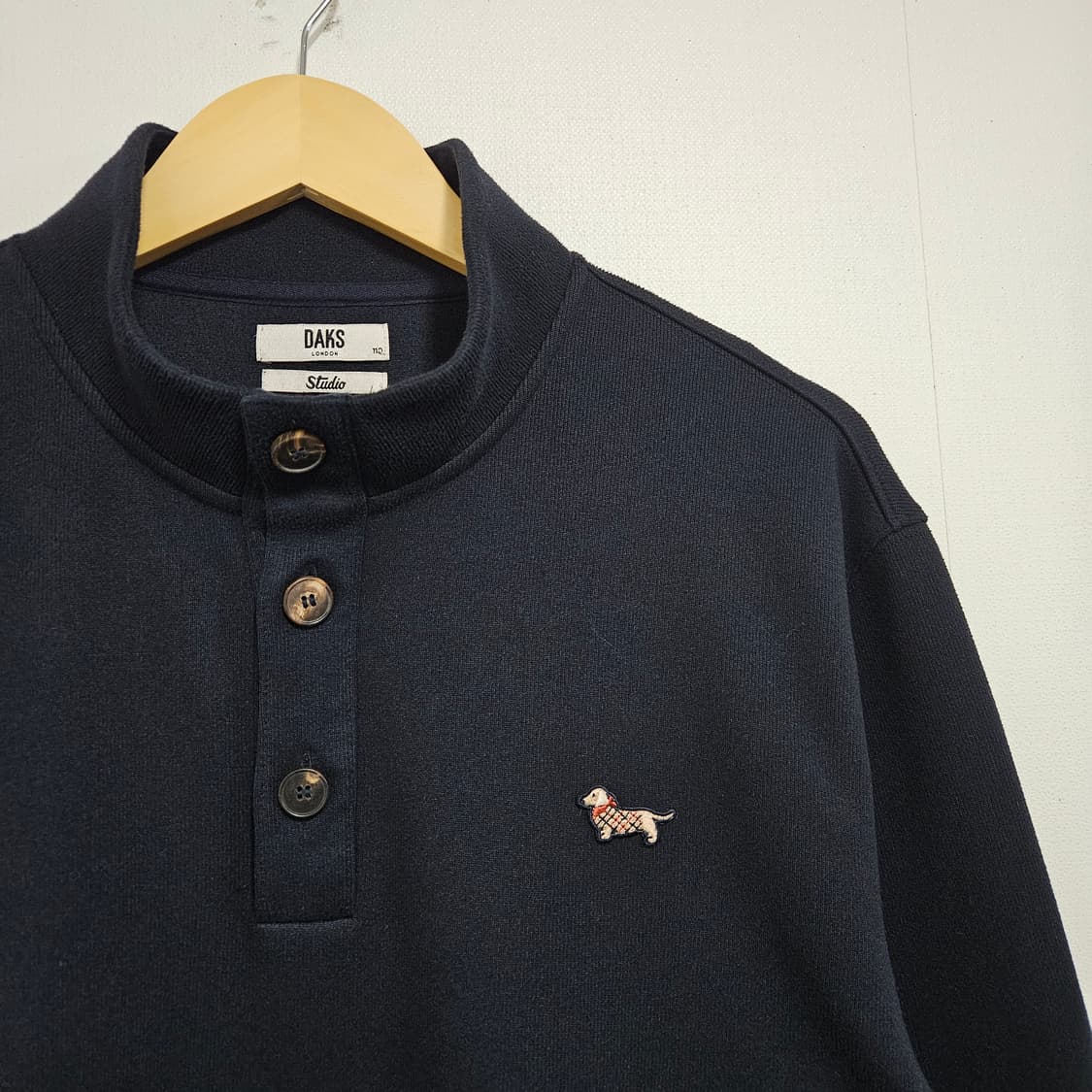 110 닥스 강아지자수 하프넥 버튼 니트 다크네이비 상품이미지3