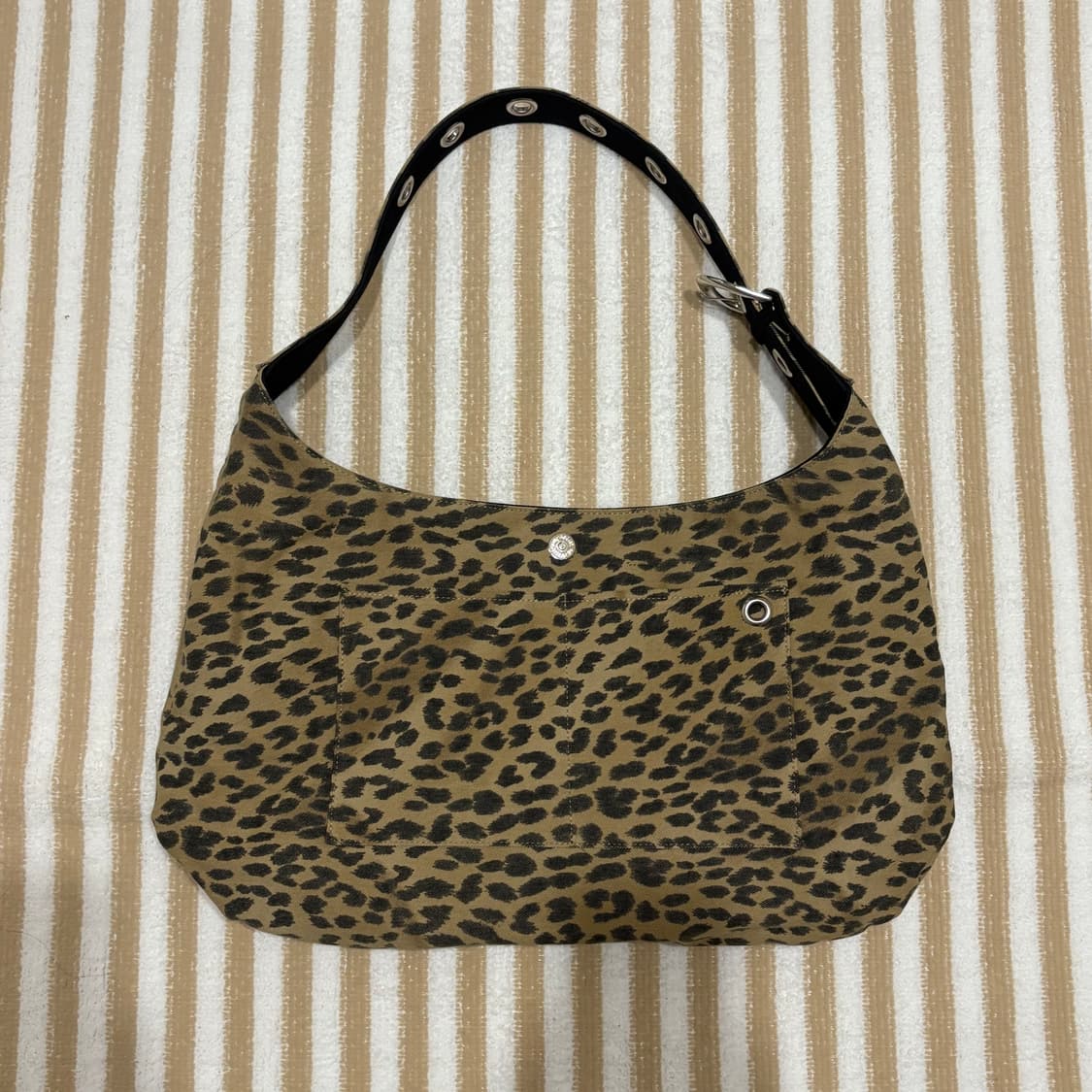 레터리 리버시블 숄더백 블랙 상품이미지4