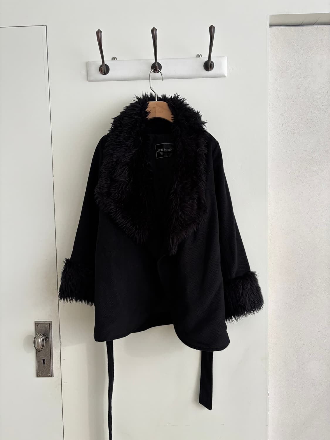 세실맥비 오네갸루 블랙 퍼 카라 코트 상품이미지5