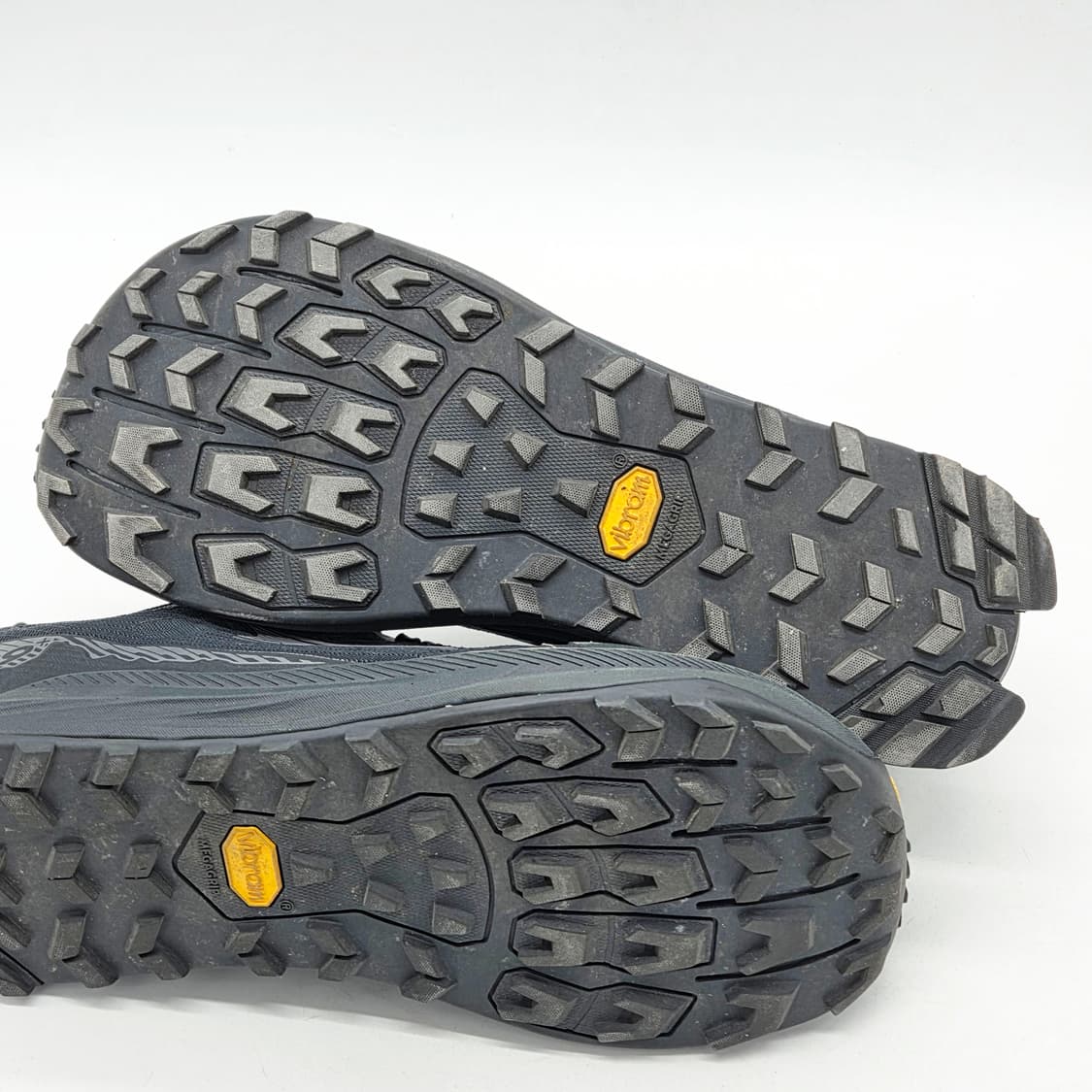 알트라 론픽9 플러스 와이드 트레일 런닝화 블랙 (US 8.5) 상품이미지3