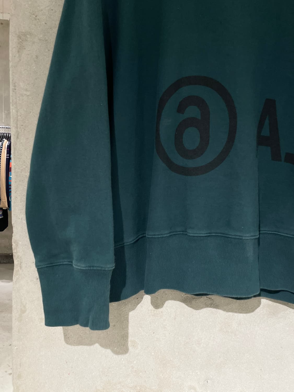 mm6 메종 마르지엘라 딥 틸 스펠링 백스티치 크루넥 스웻 셔츠 상품이미지4