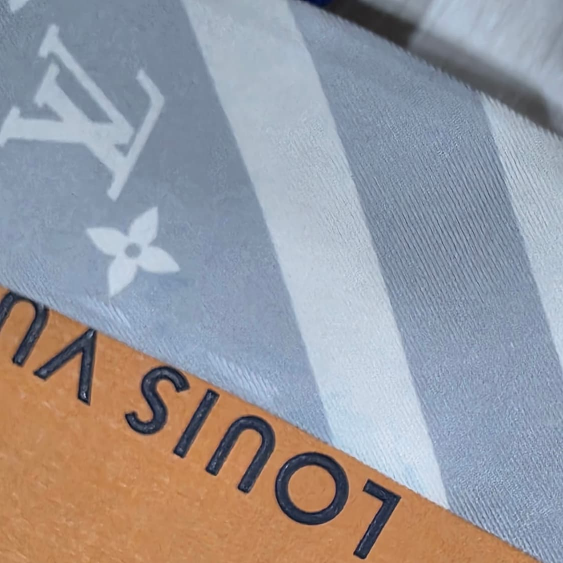 루이비통 실루엣 bb방도 스카프 그레이 m97398 상품이미지6