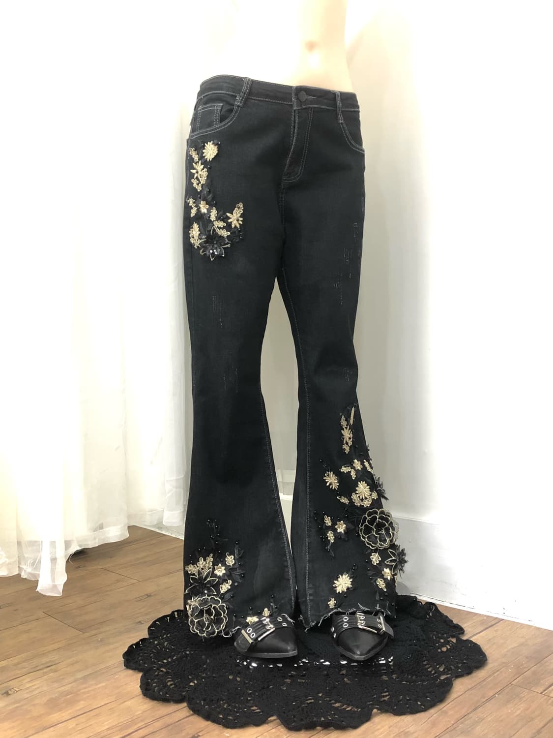 gold floral embroidery 흑청 부츠컷 팬츠 상품이미지1