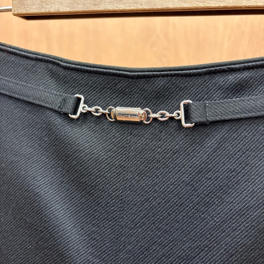 꾸레쥬 미디 스커트 박스 플리츠 미니 버클 디테일 A라인 매트 블랙 상품이미지6