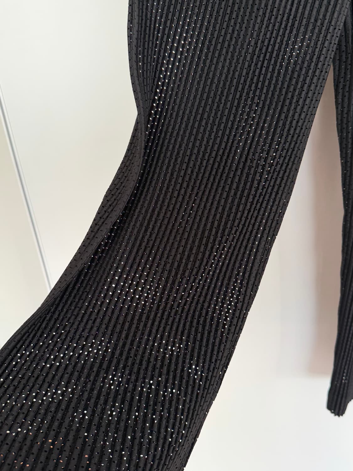 옴므플리세 블랙 메쉬팬츠 1 상품이미지3