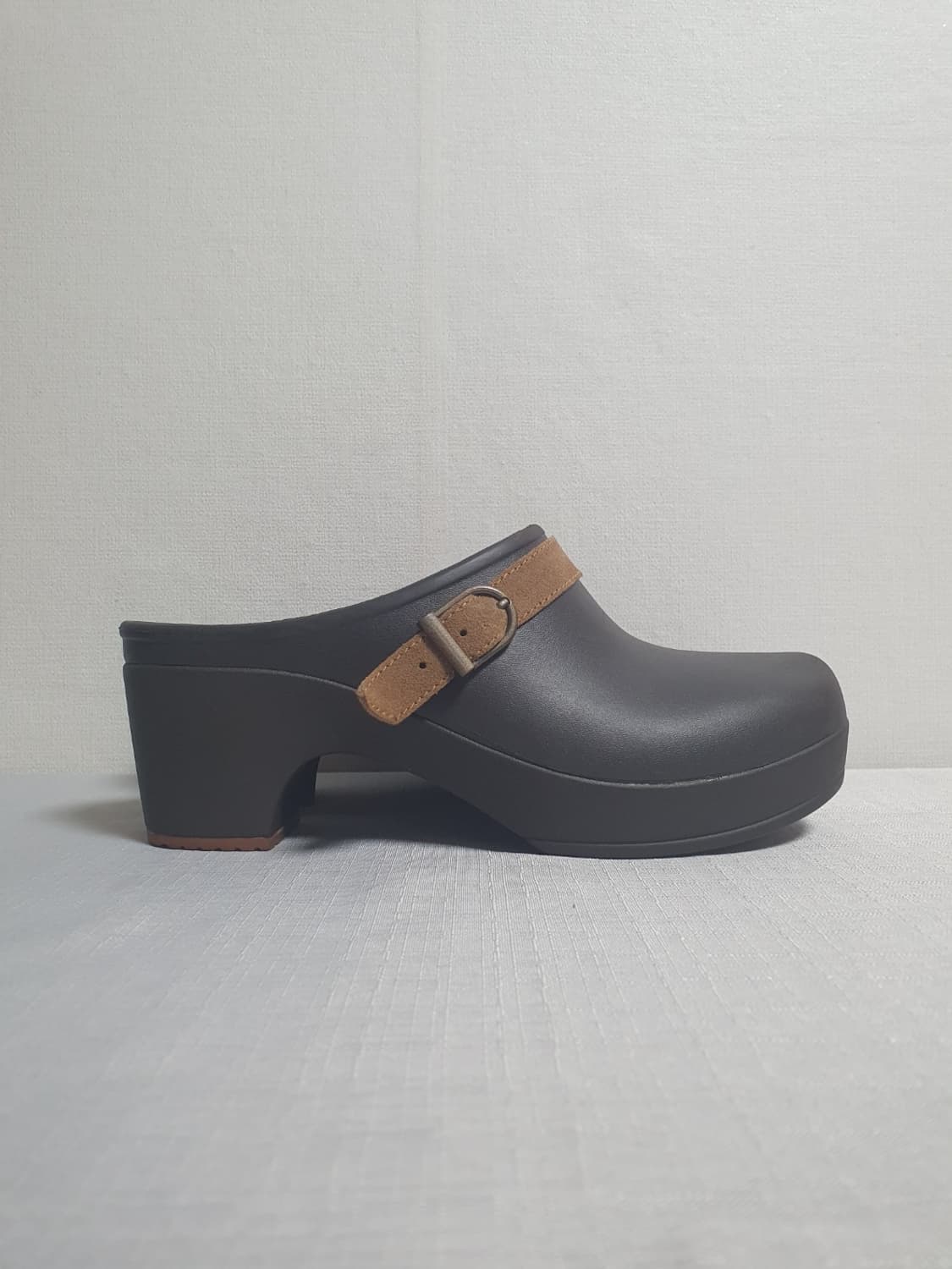 230mm 크록스 사라 벨티드 힐 클로그 브라운 상품이미지3