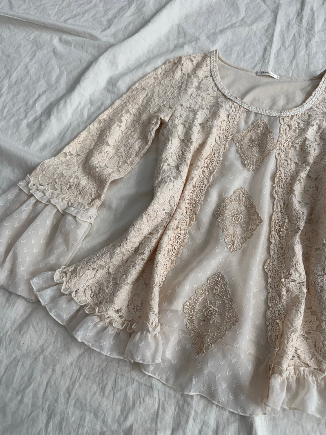 엑시즈팜 베이지 엔틱 핀터 페어리 레이스 블라우스 상품이미지1