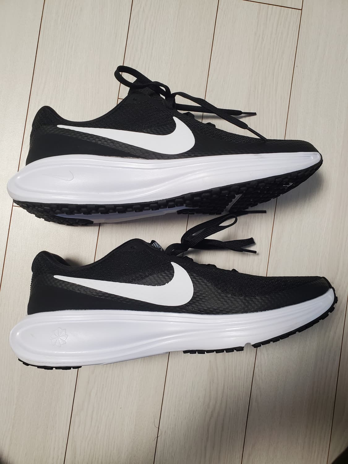 새상품급)나이키 러닝화 레볼루션 8 운동화 사이즈270

여러 중고사이트 상품이미지7