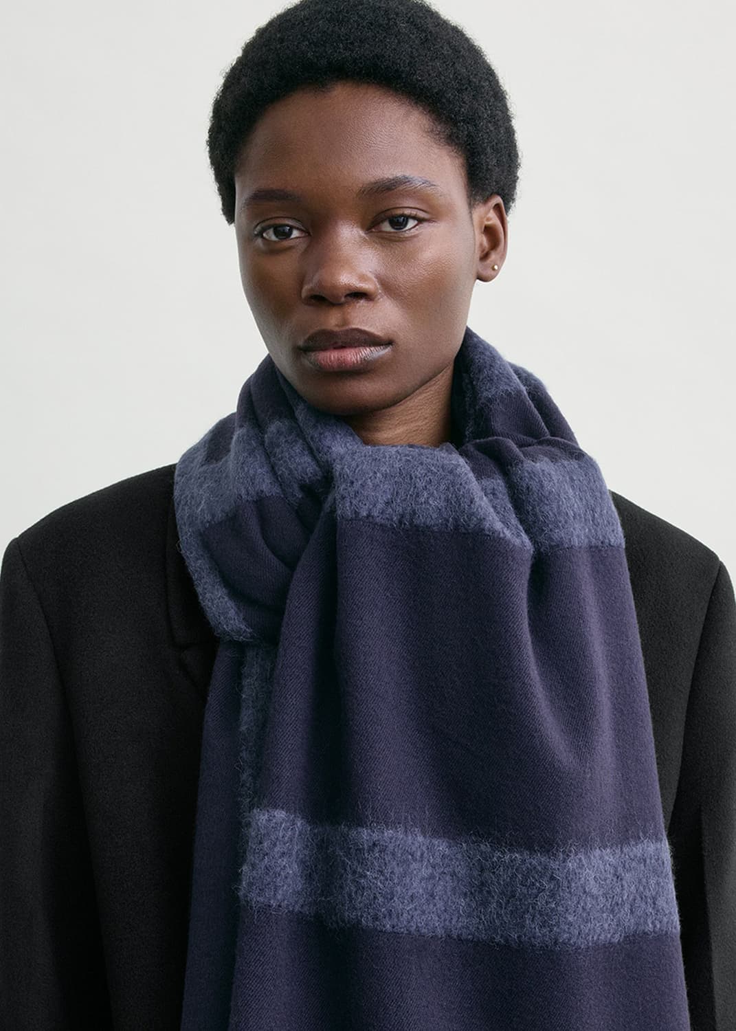 토템 25fw 모노그램 트윌 머플러/네이비 상품이미지1