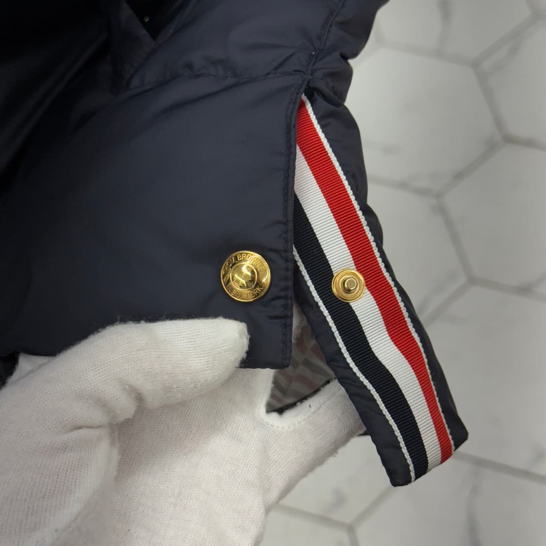 [4] 톰브라운 사선 나일론 금장 조끼패딩 상품이미지4
