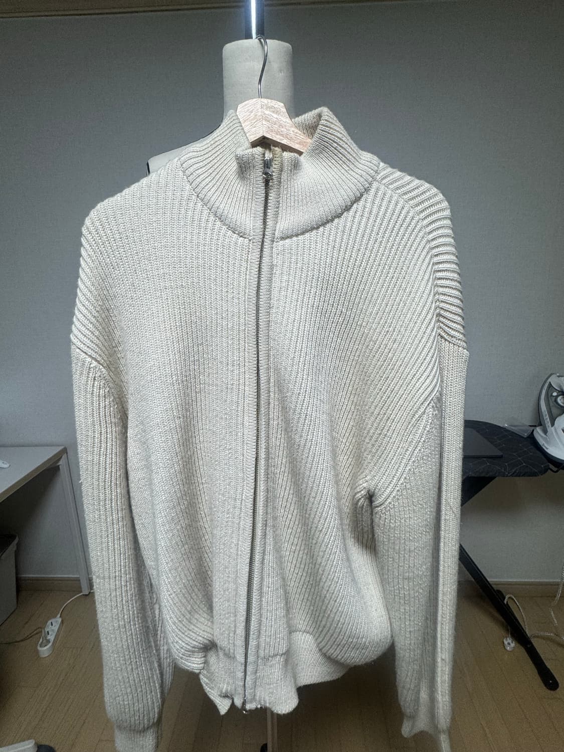 아모멘토 니트집업 라지 24fw 상품이미지3