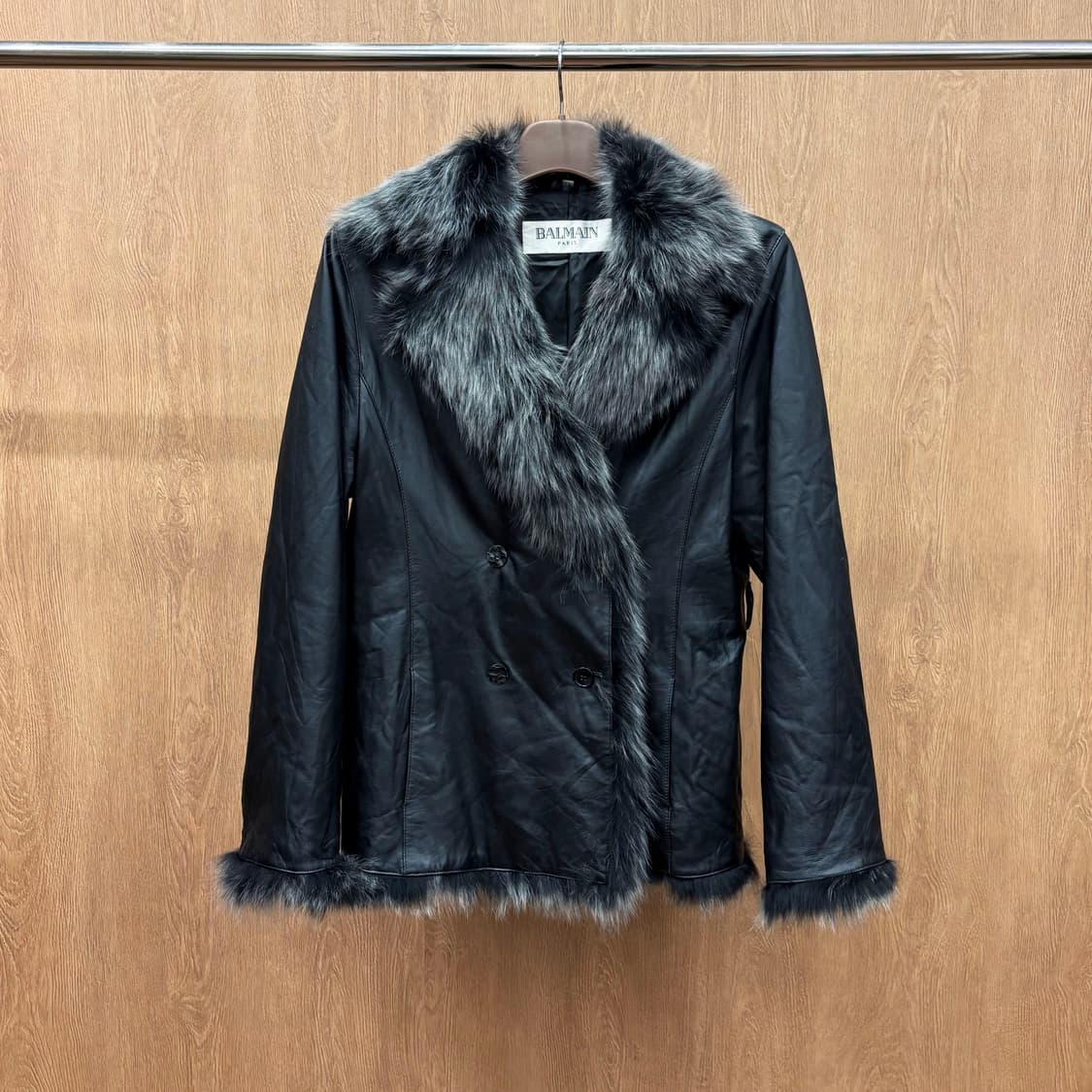 발망 레더 자켓 넥 라인 리얼 퍼 트리밍 더블 버튼 클로징 디테일 블랙 상품이미지2