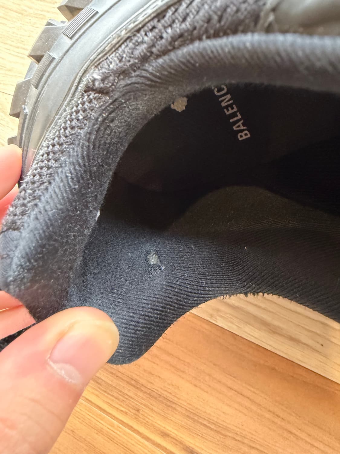 발렌시아가 디펜더 41 상품이미지3