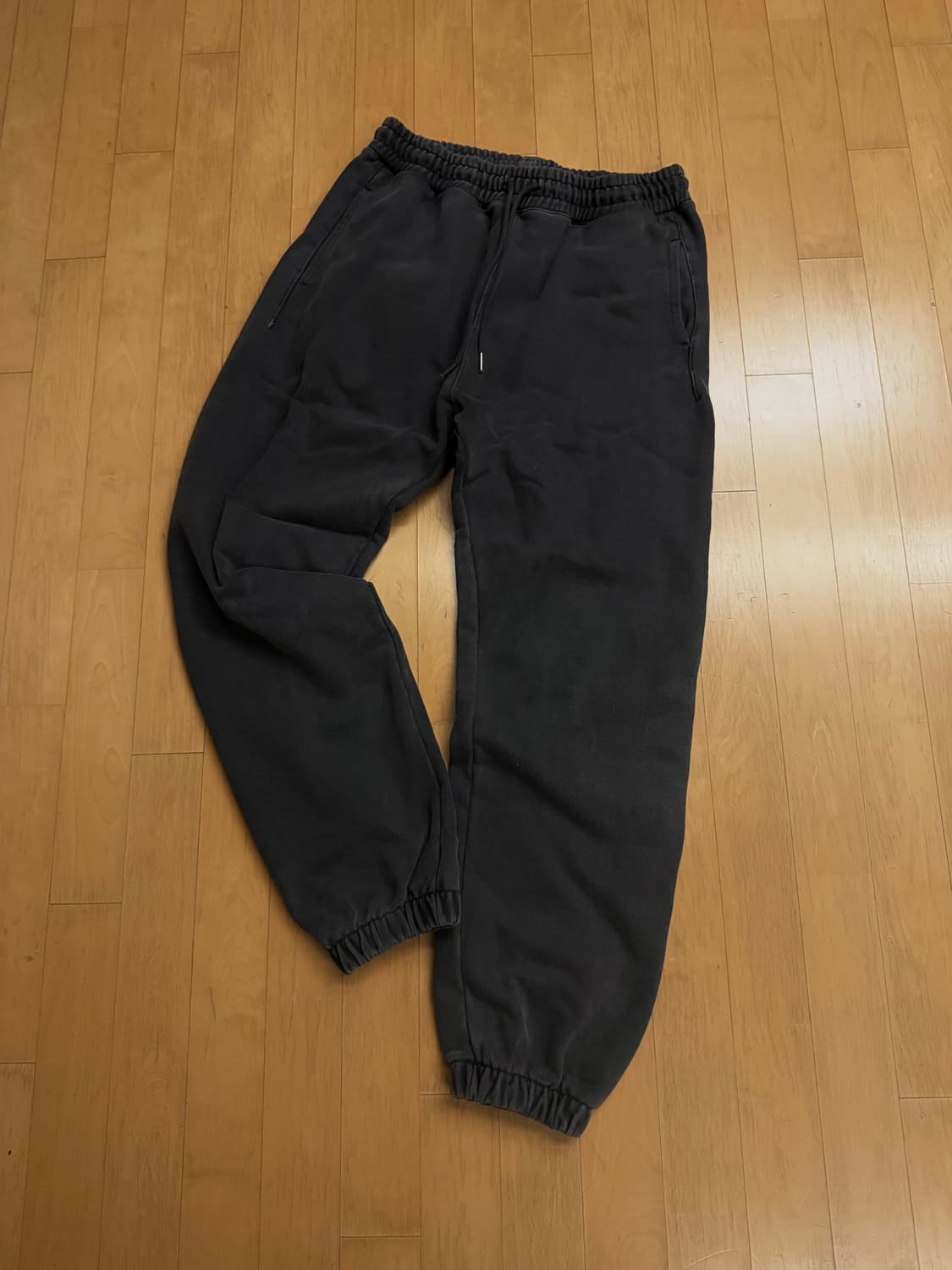 [소버먼트] 980G 피그먼트 스웨트 팬츠 (챠콜) 상품이미지1