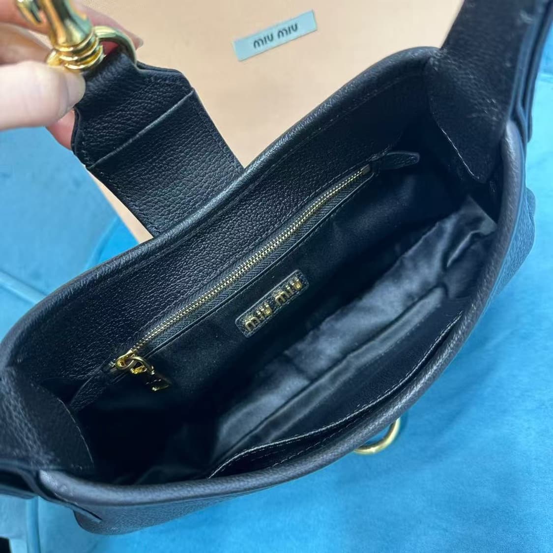 미우 미우 마드라스 레더 호보백 블랙 상품이미지6