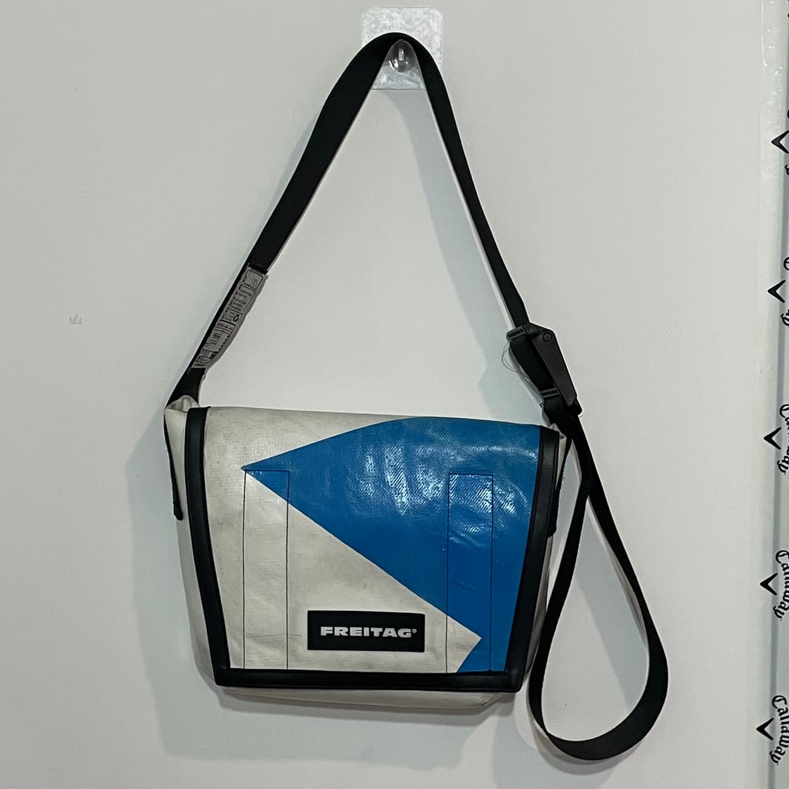 프라이탁 라씨 블루 화이트 상품이미지1