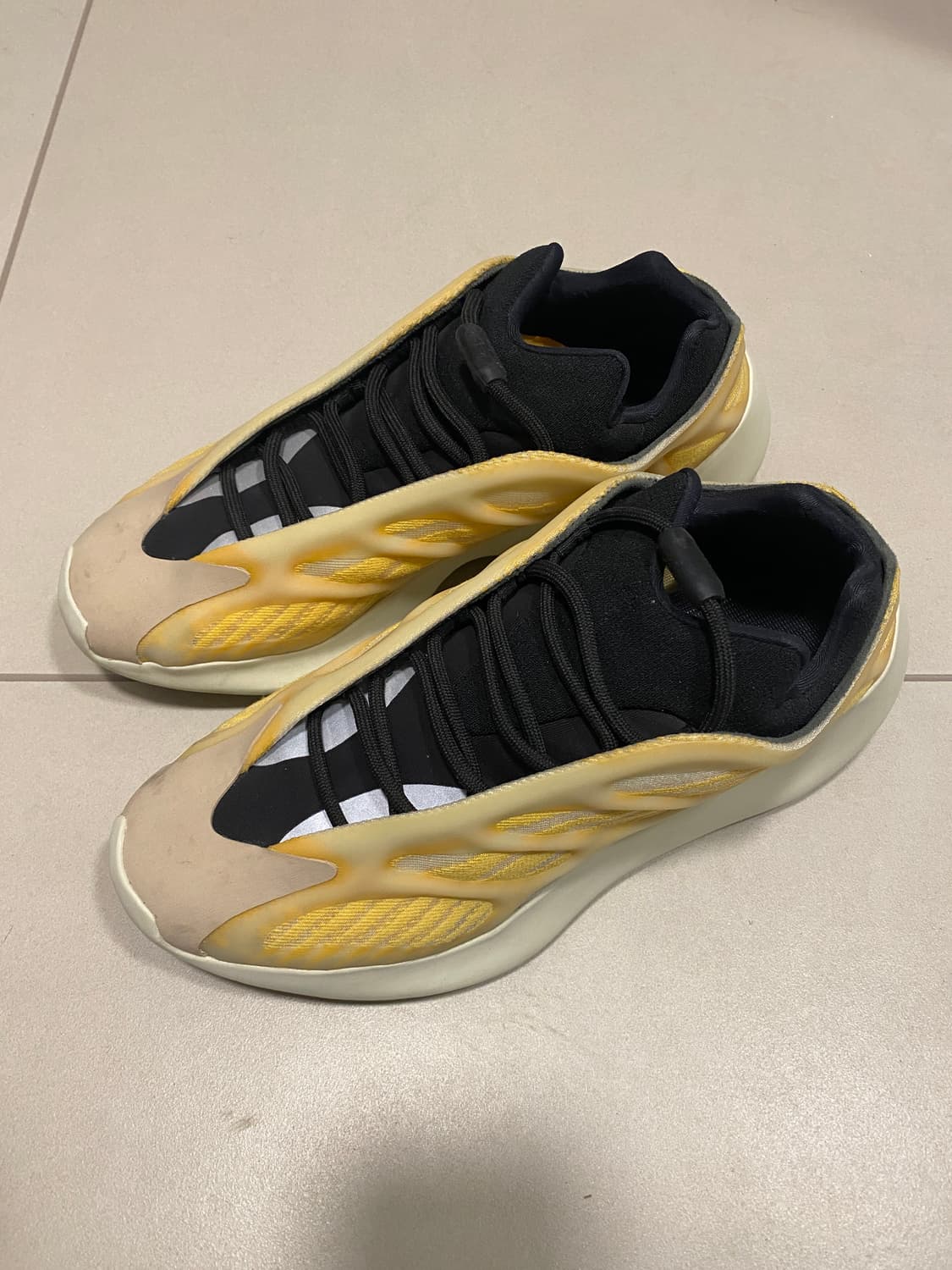 아디다스 이지 700 V3 모노 사플라워 상품이미지1