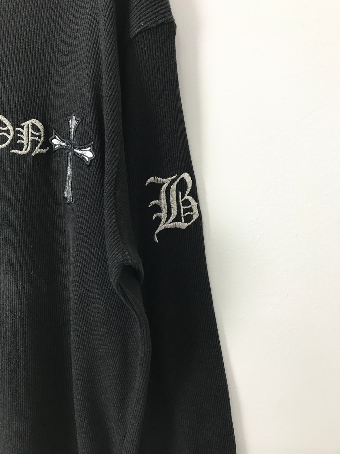 'AMBITION' Gothic Cross V-Neck Tee 상품이미지8