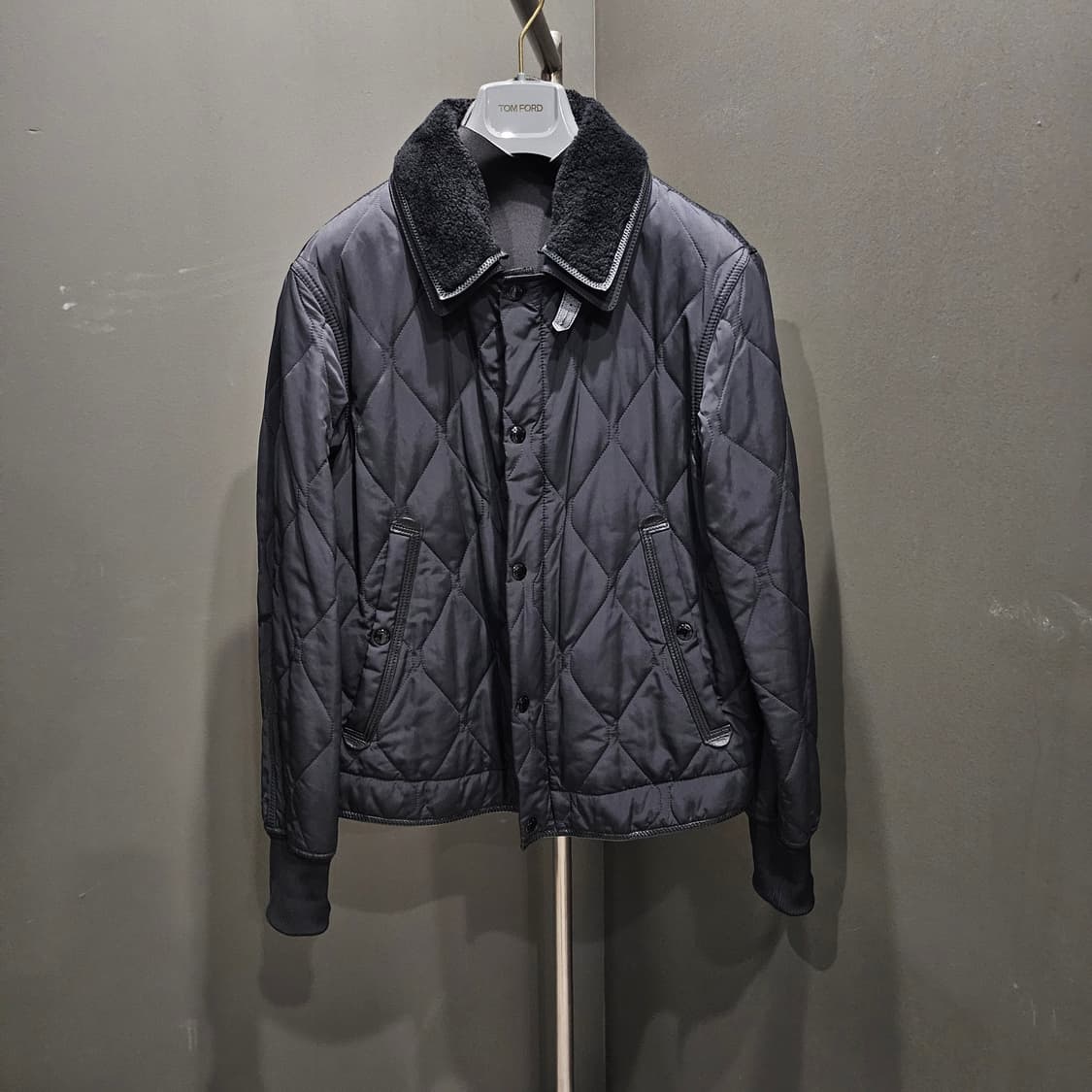 톰포드 시어링 레더트리밍 퀄팅 보머자켓 상품이미지1