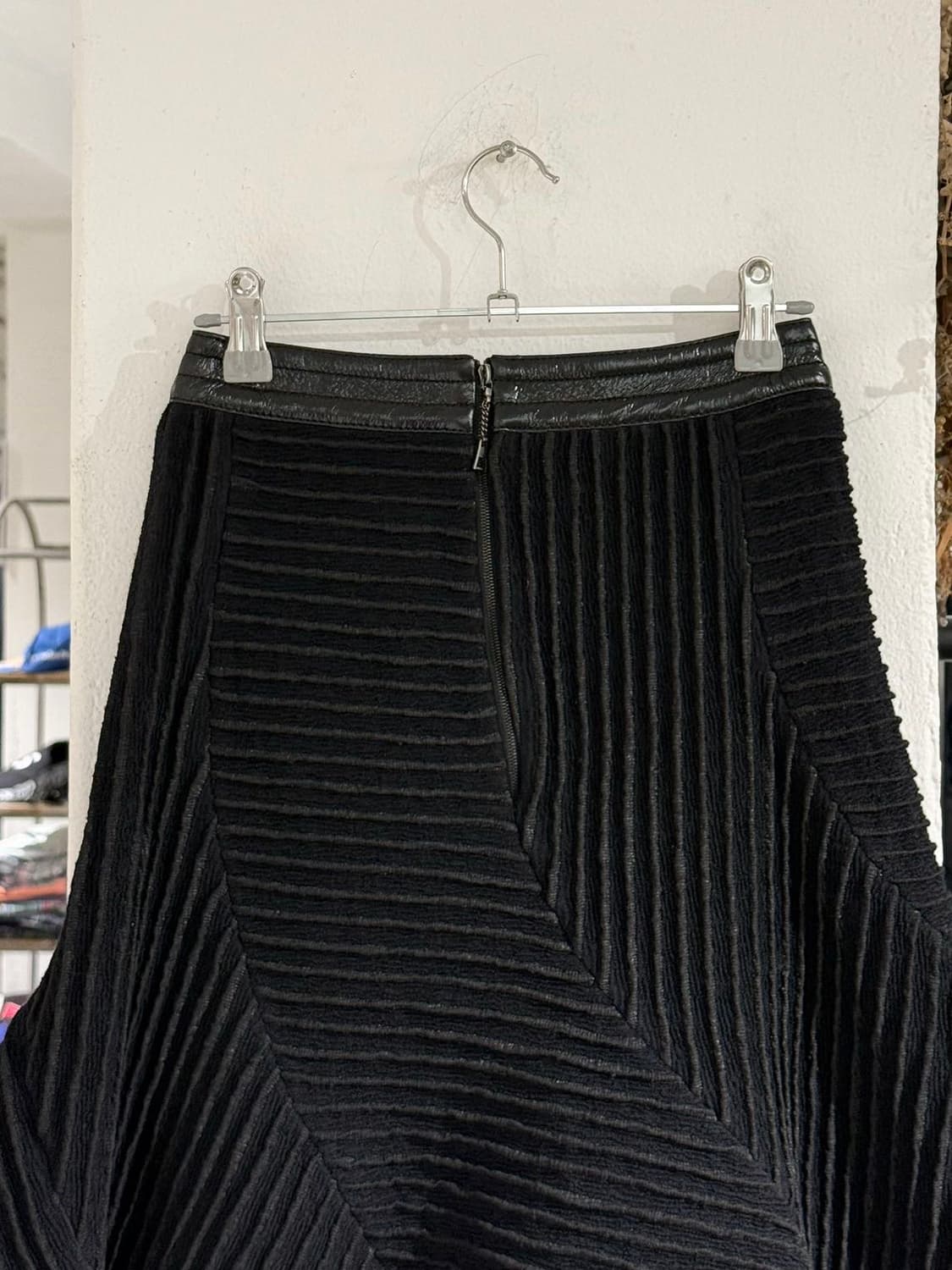 루이비통 블랙 코티드 울 플레어 미디 스커트 상품이미지5