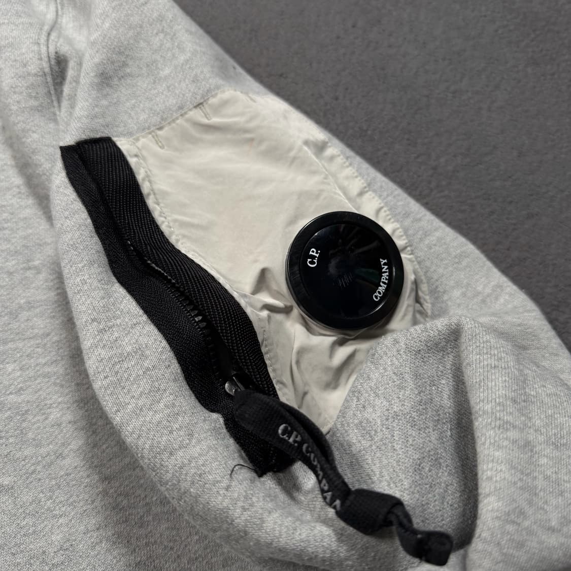 CP컴퍼니 자수로고 렌즈 맨투맨 상품이미지2