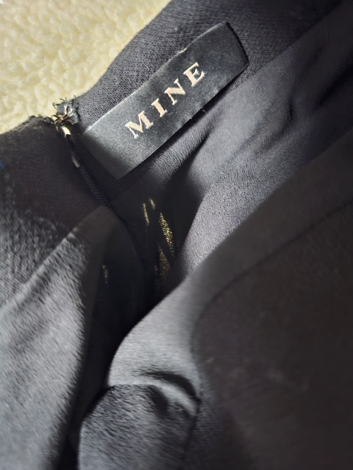 한섬 마인(MINE) 블랙 울 플리츠 원피스 상품이미지4