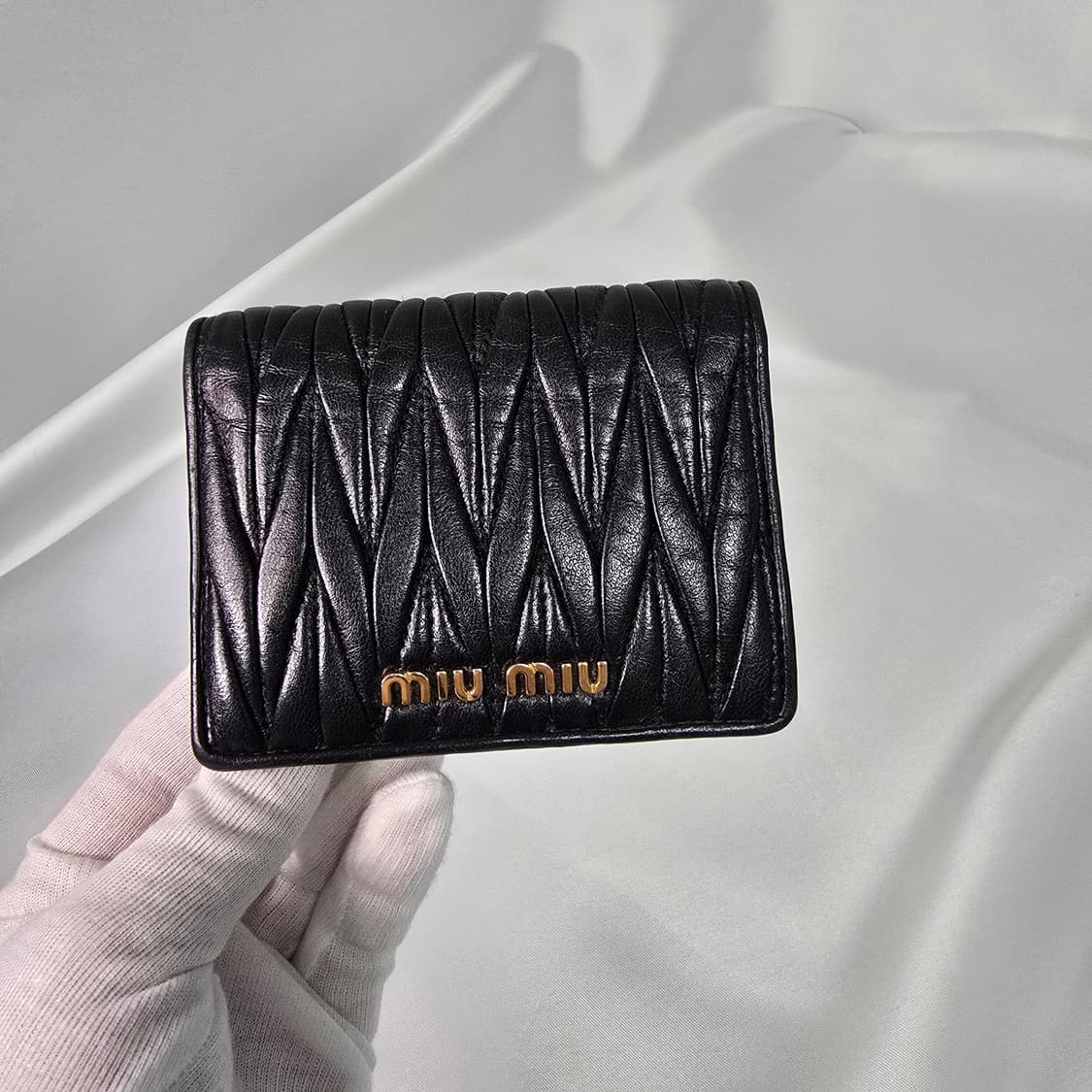 미우미우 마테라쎄  블랙 반지갑 상품이미지5