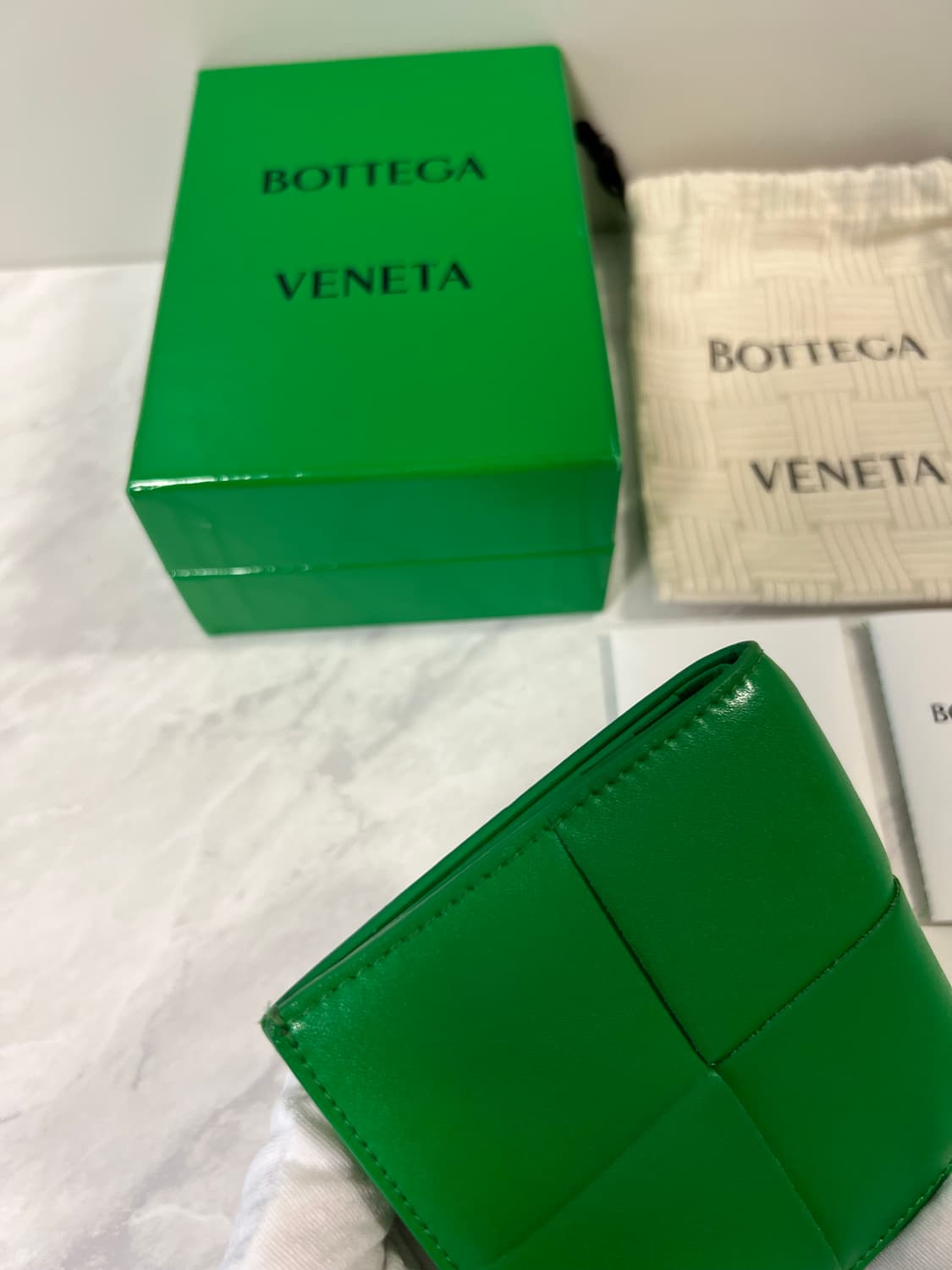 보테가베네타 슬림 폴더형 지갑 패러킷 상품이미지5
