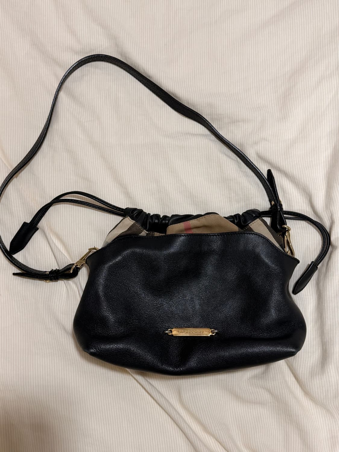 버버리 버킷 리틀 크러쉬 크로스백 상품이미지1