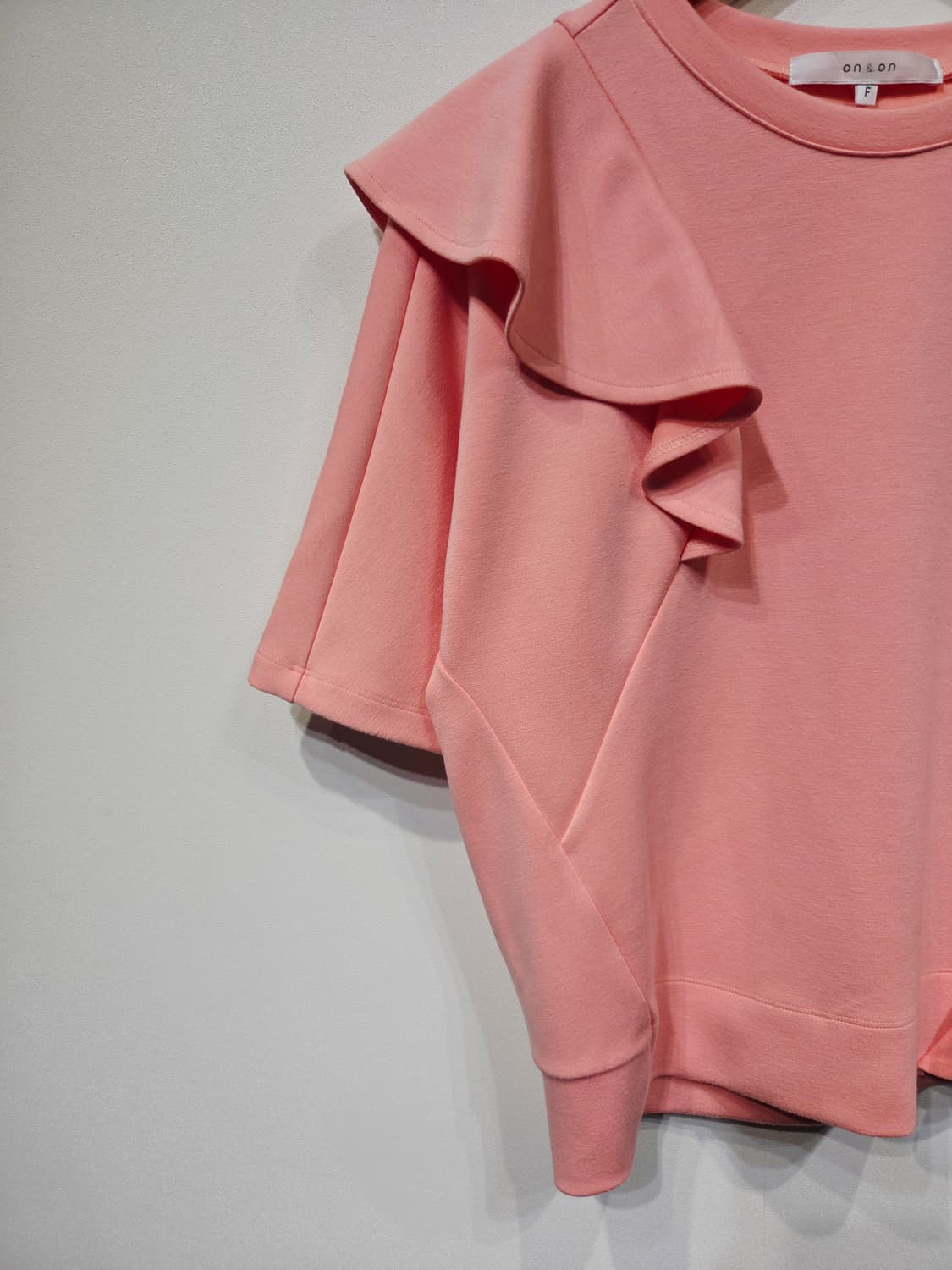 on & on 온앤온 핑크 러플 포인트 반팔티 상품이미지4