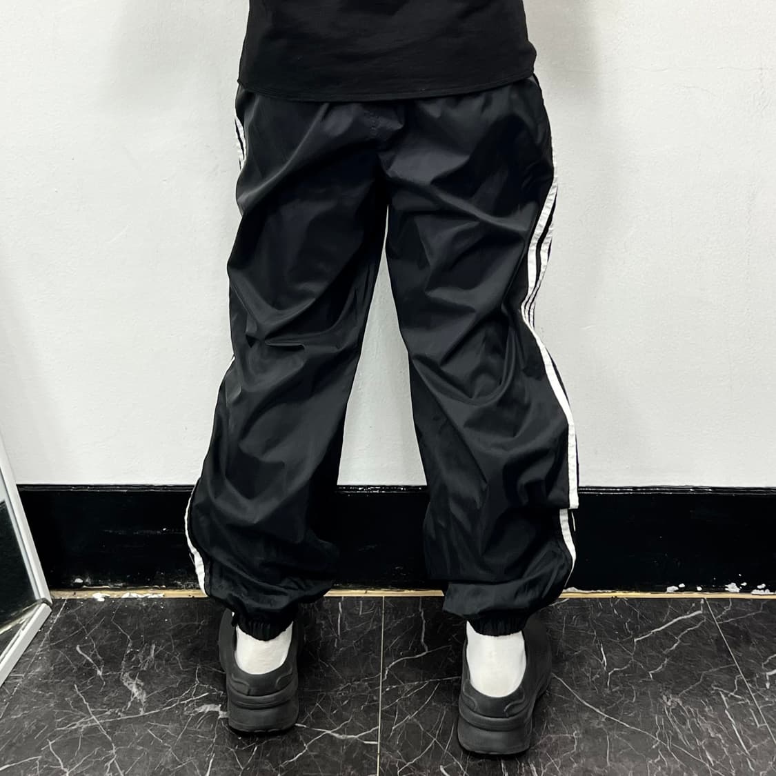 아디다스 00s 유광 블랙 삼선 와이드 조거 트랙팬츠 상품이미지3