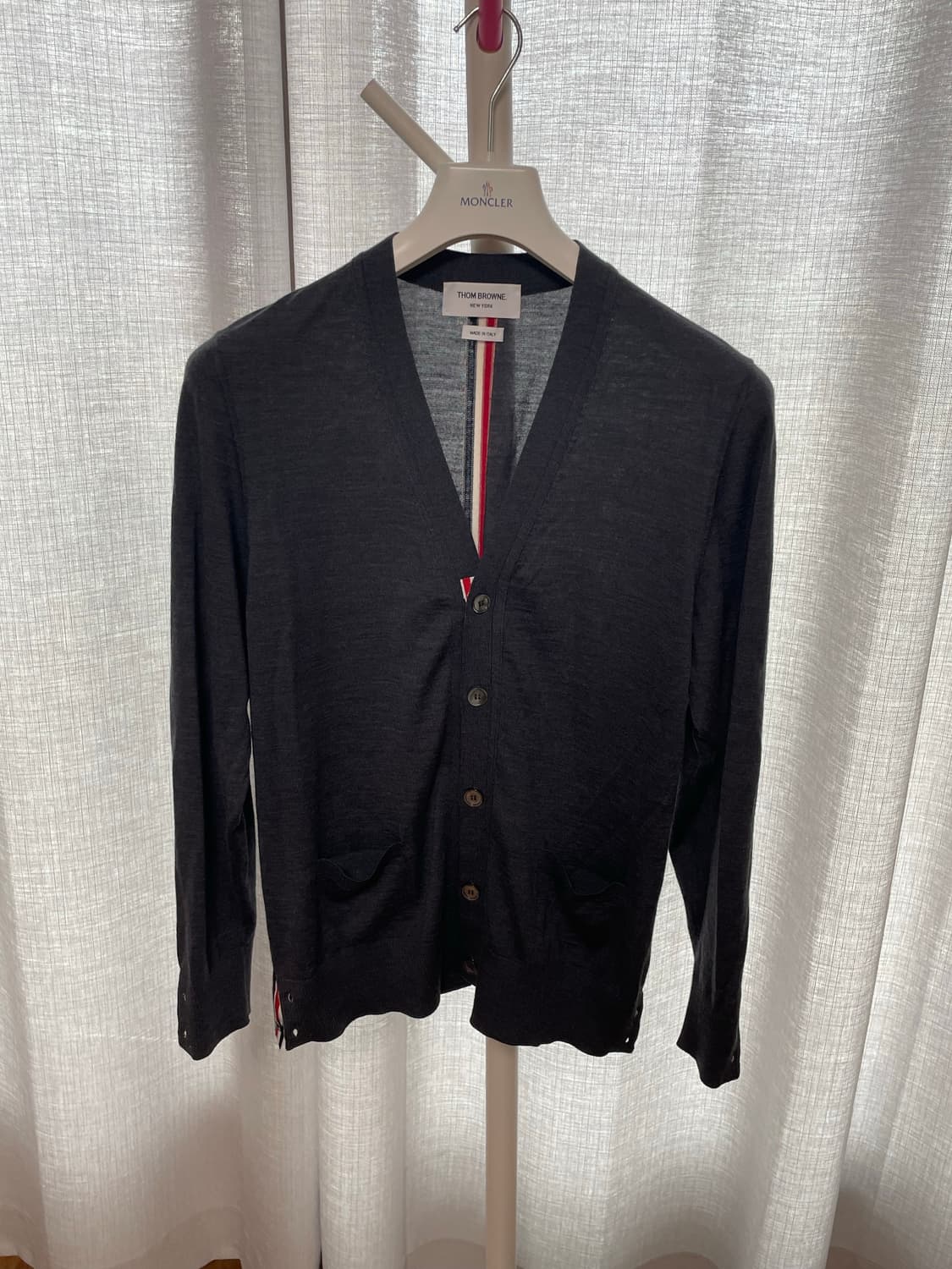 [S급] 톰브라운 백삼선 메리노울 가디건 상품이미지1