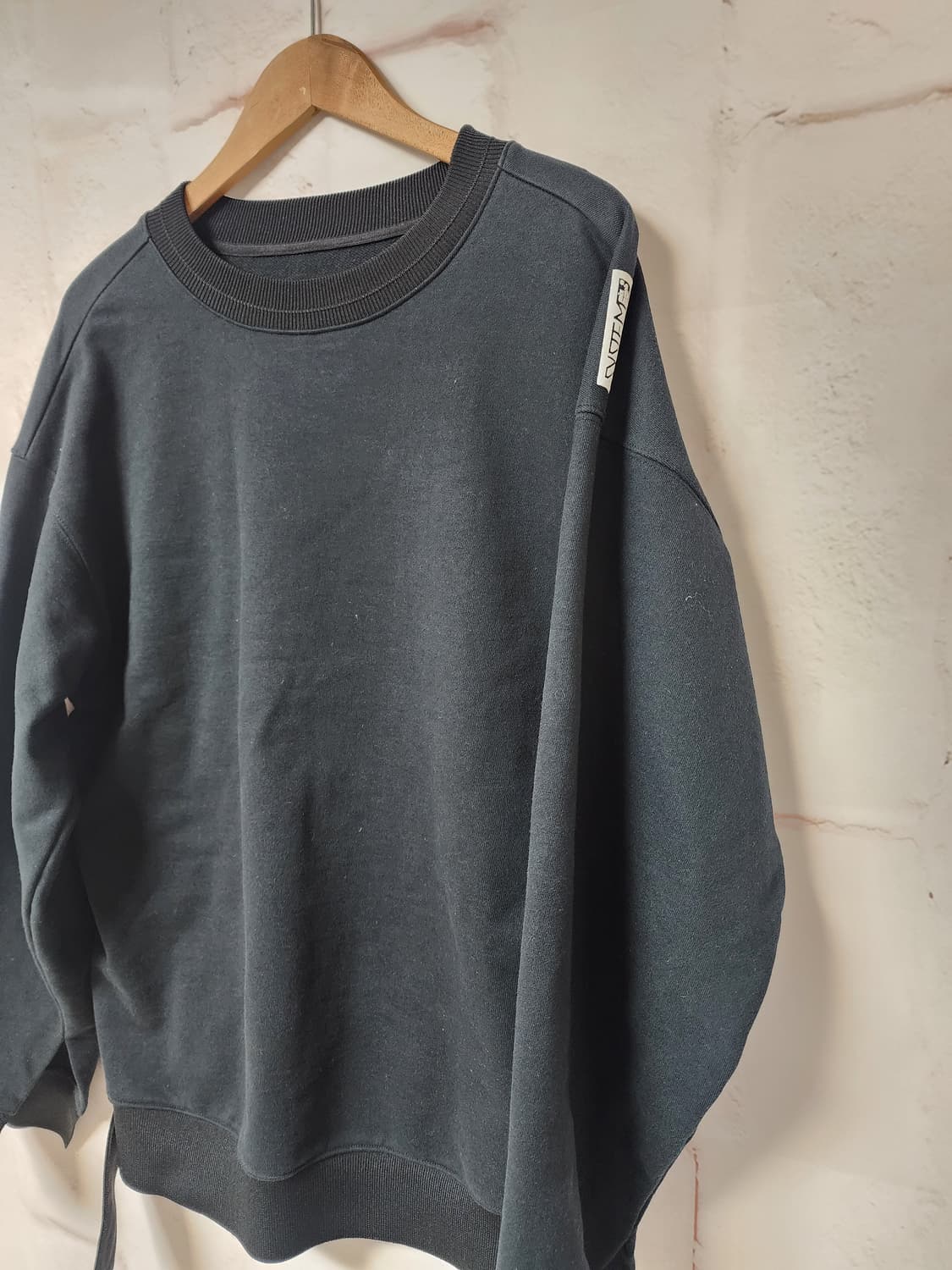 시스템옴므 블랙 맨투맨 티셔츠 상품이미지3