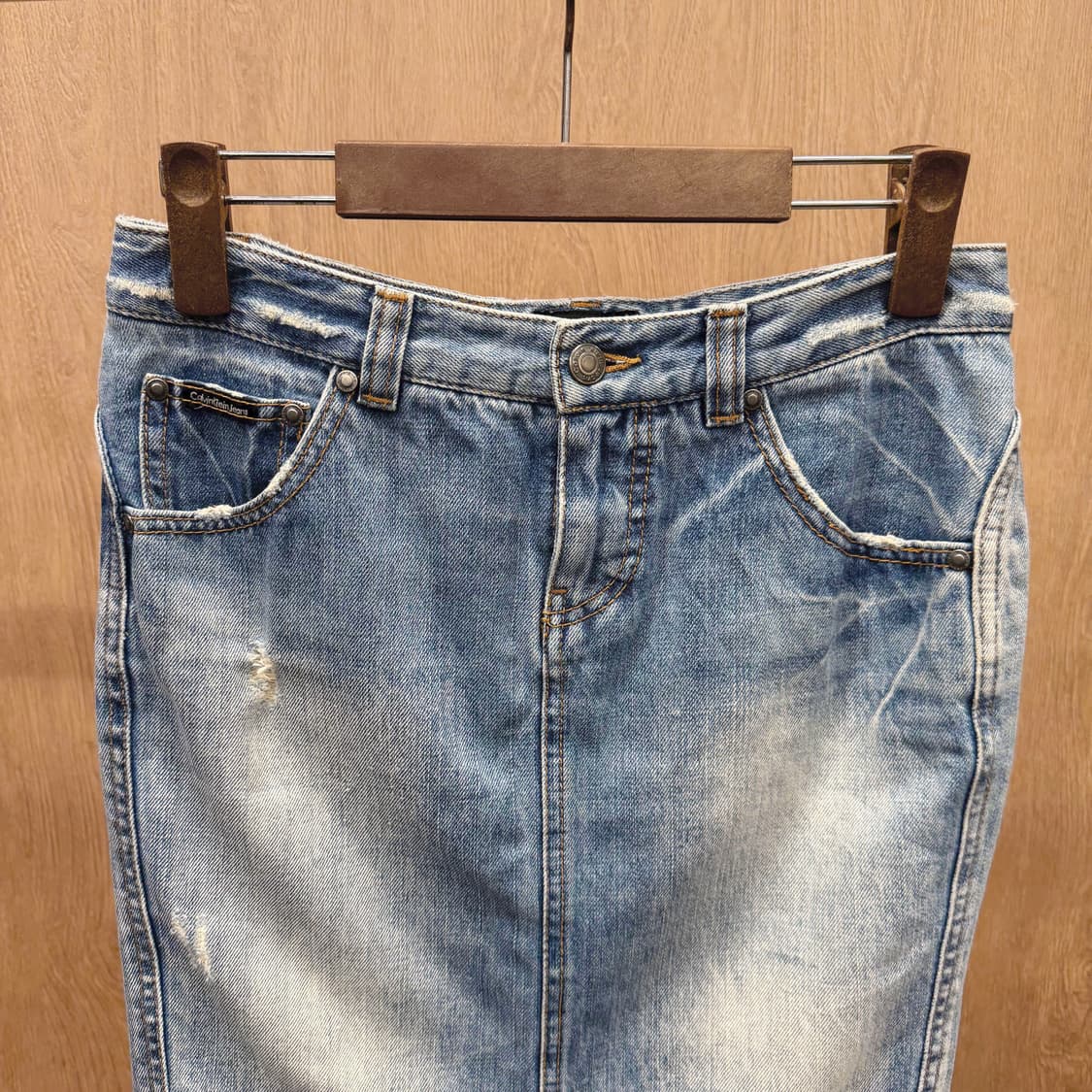 캘빈클라인 진스 데님 미디 스커트 백 슬릿 디테일 H라인 연청 상품이미지4