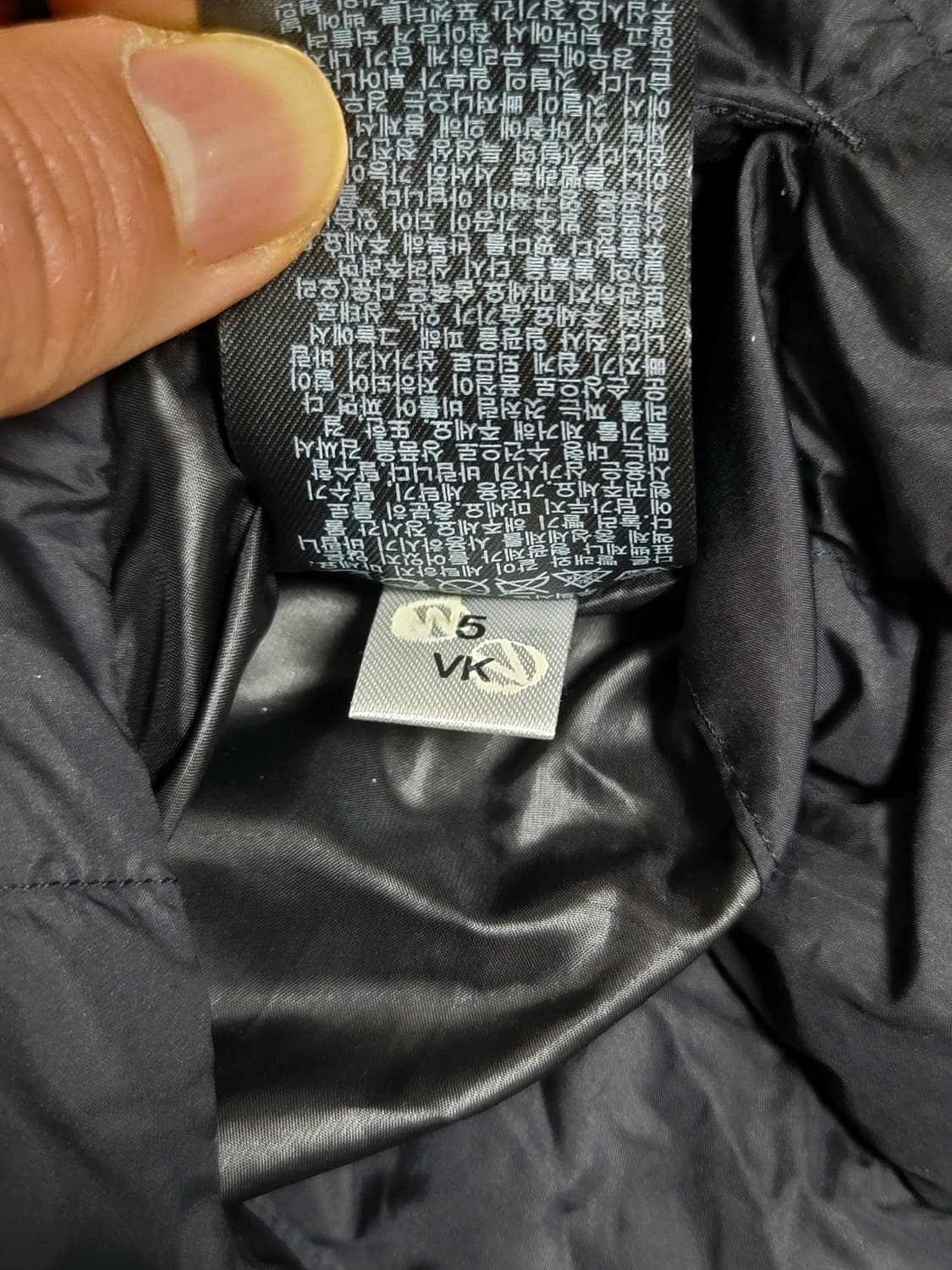 유니클로 남성  초 경량 패딩 조끼 L 상품이미지6