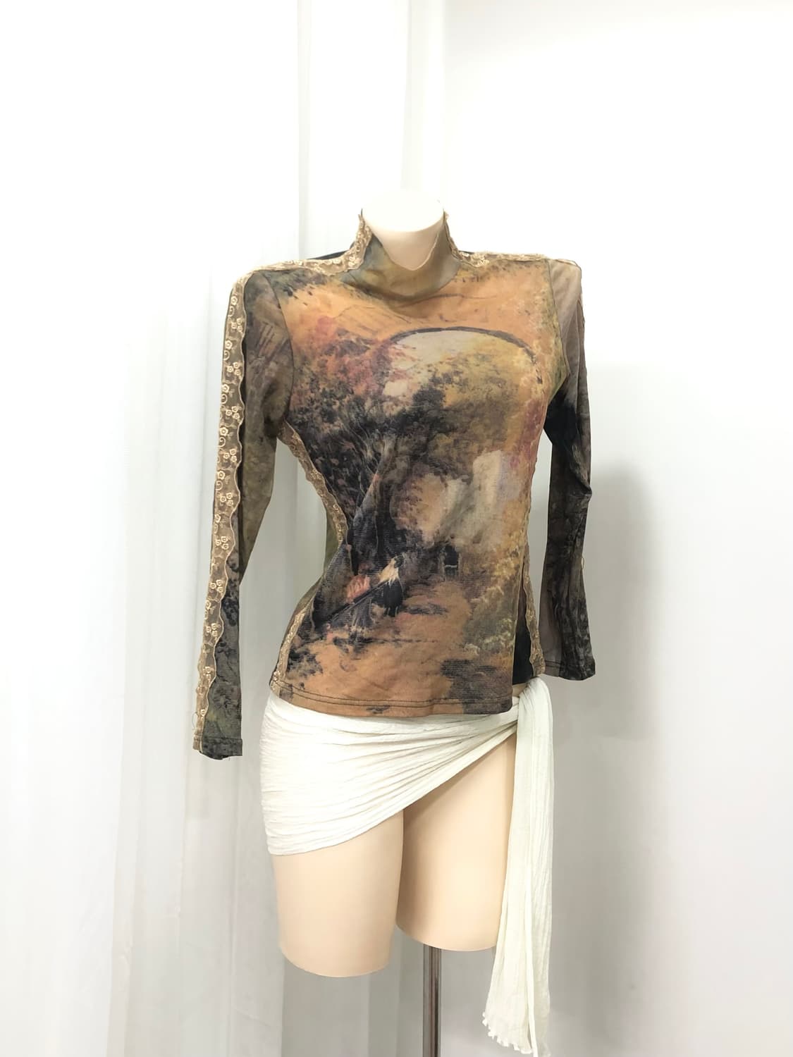 lace trimming printed mock neck top  상품이미지1