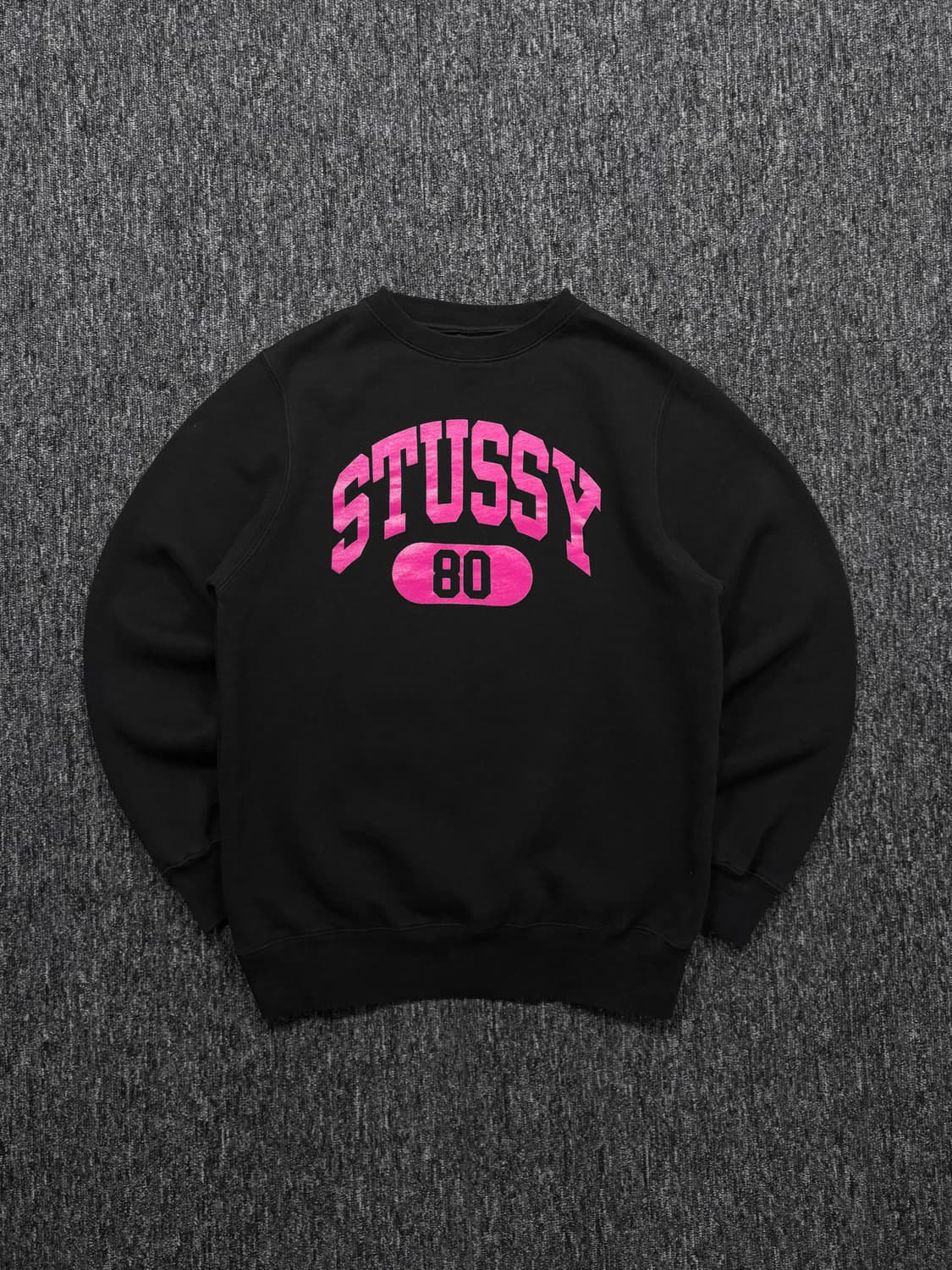 스투시 핑크 로고 블랙 맨투맨 상품이미지3