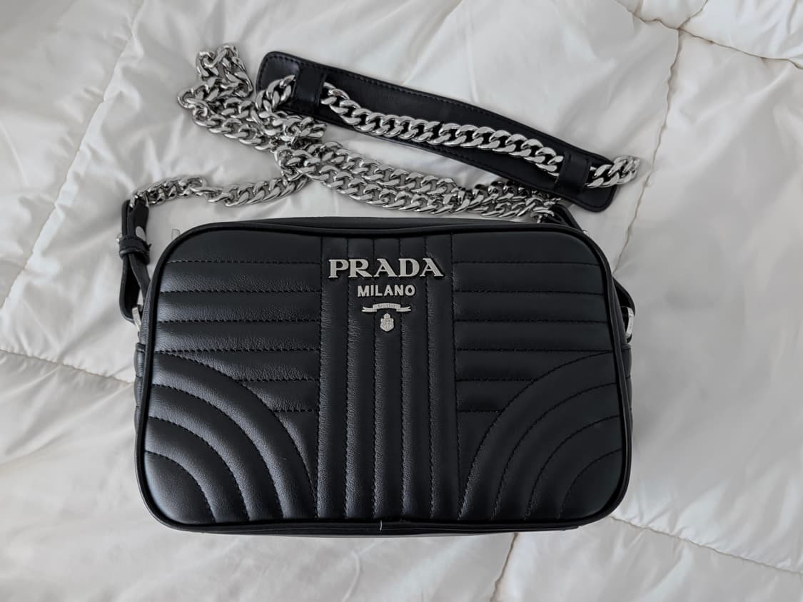 프라다 다이어그램 은장 크로스백 상품이미지1