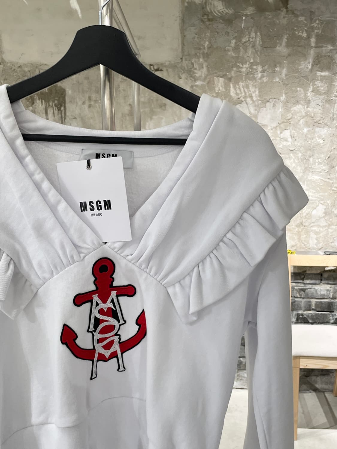 msgm 화이트 앵커 로고 프릴 V넥 크롭 스웻 셔츠 상품이미지3