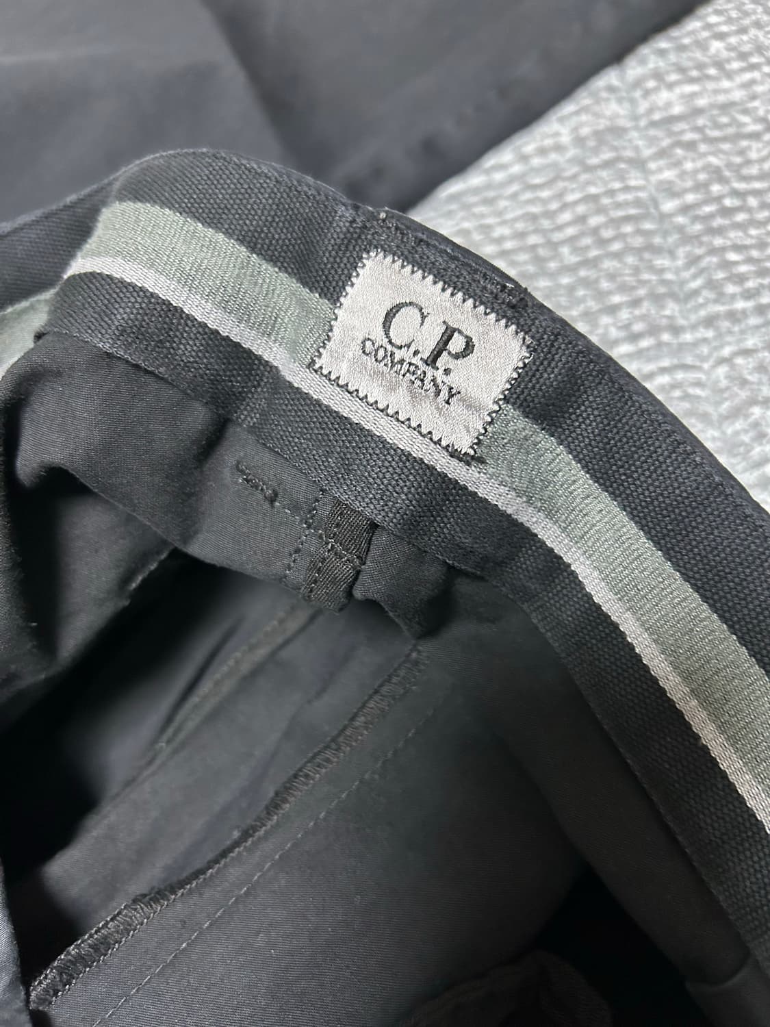 (사용감없음)cp company 렌즈 블랙카고팬츠 32(50) 상품이미지6