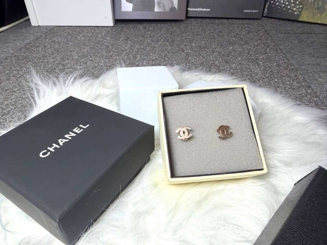 샤넬 심플 로즈골드 이어링 상품이미지5