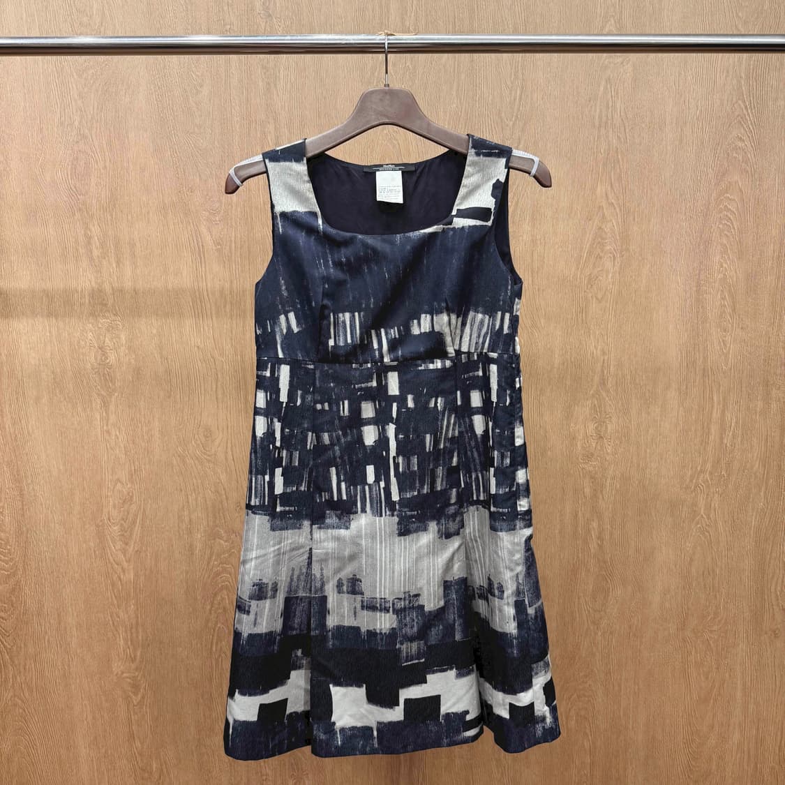 막스마라 위켄드 슬리브리스 원피스 모노톤 추상 패턴 디테일 블랙 상품이미지2