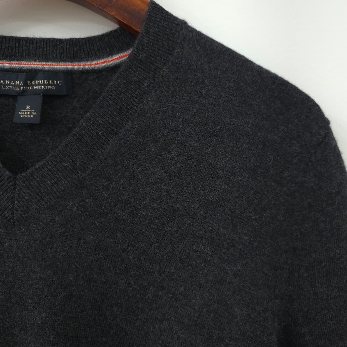 바나나리퍼블릭 메리노 울100 차콜그레이 브이넥 니트 상품이미지5
